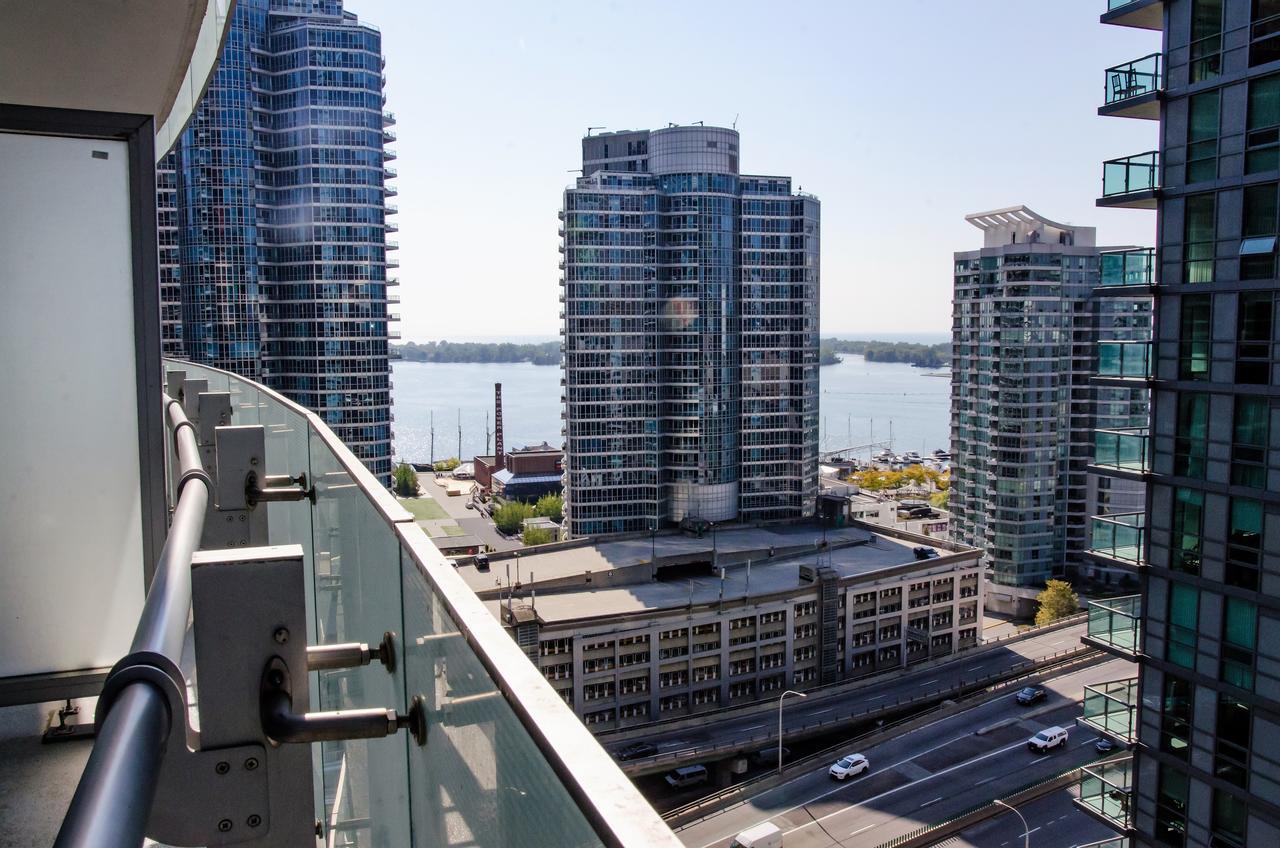 Royal Stays Condominiums - Upscale Downtown Suites 토론토 외부 사진
