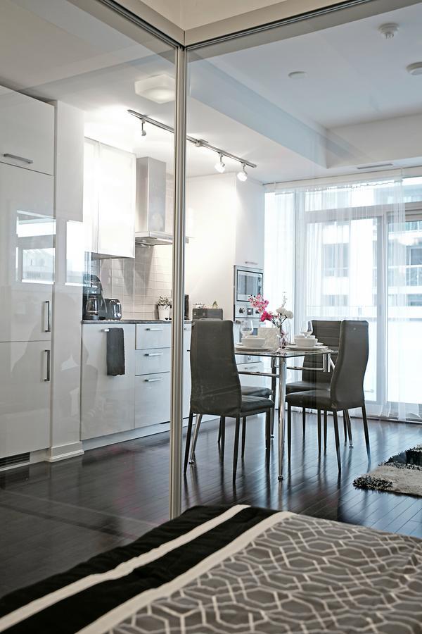 Royal Stays Condominiums - Upscale Downtown Suites 토론토 외부 사진
