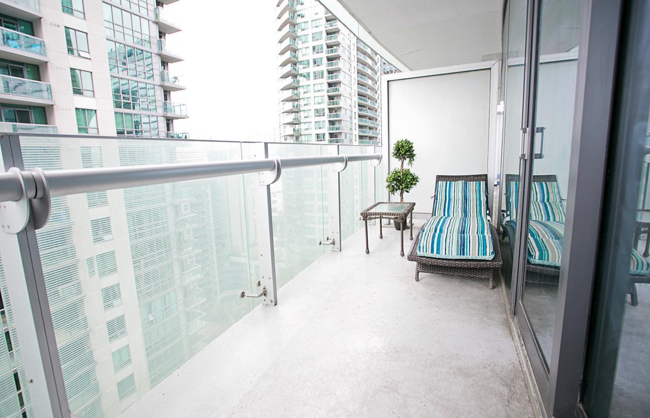 Royal Stays Condominiums - Upscale Downtown Suites 토론토 외부 사진