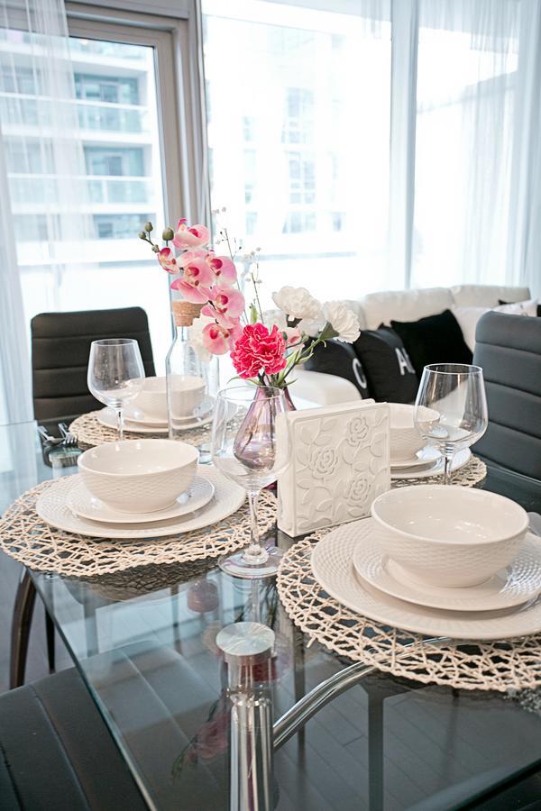 Royal Stays Condominiums - Upscale Downtown Suites 토론토 외부 사진
