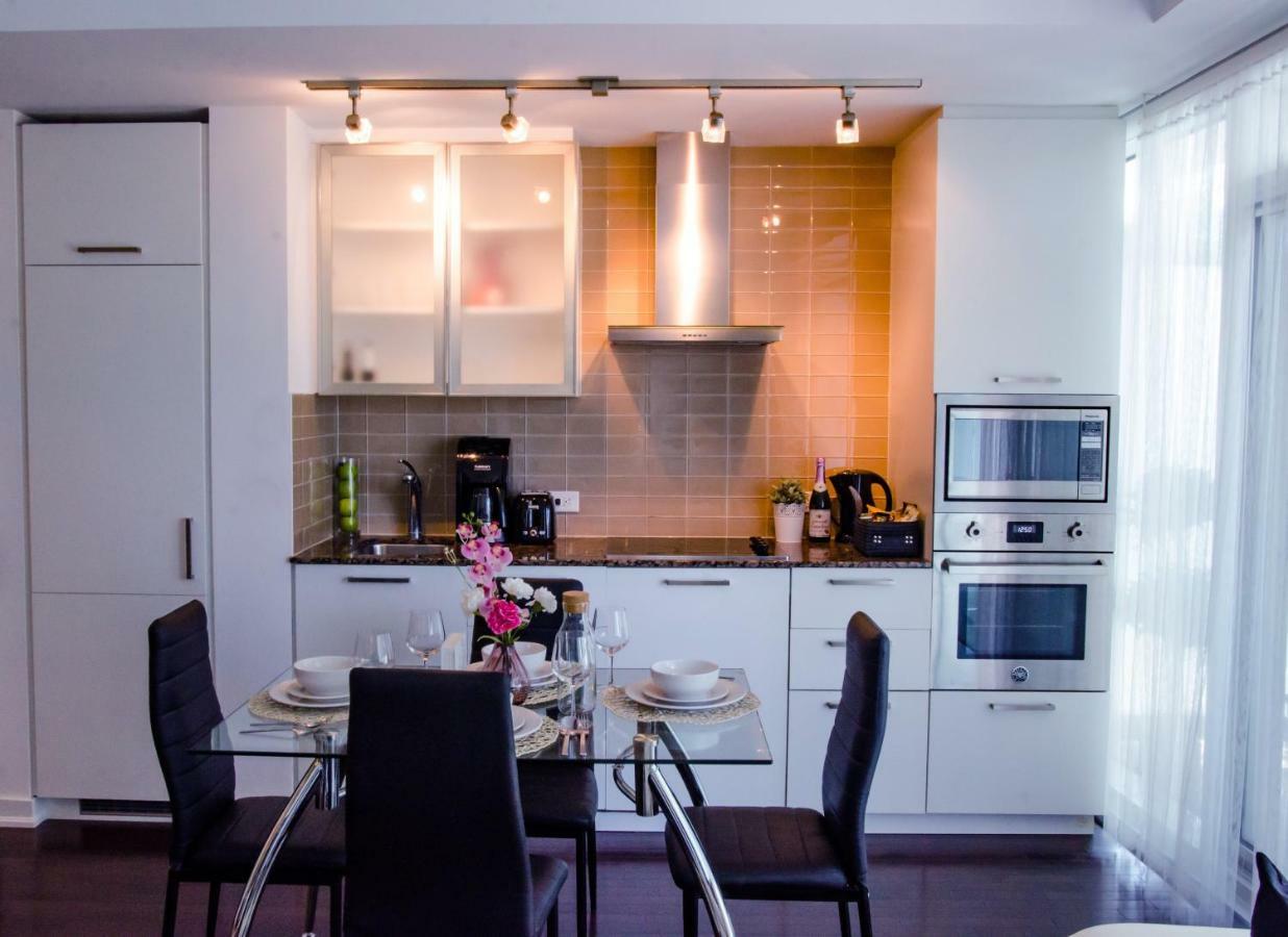 Royal Stays Condominiums - Upscale Downtown Suites 토론토 외부 사진